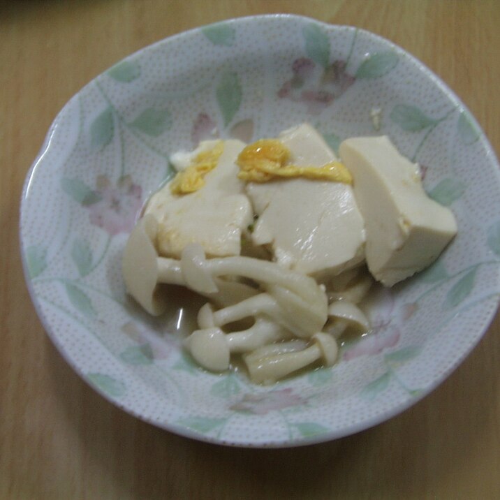 きのこと大豆の栄養が詰った　　豆腐ブナシメジ添え物